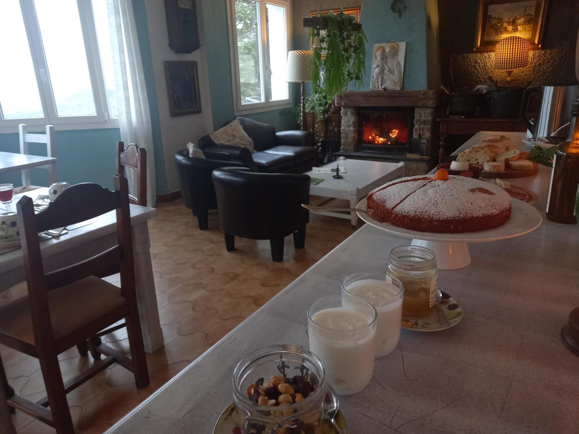 B&B Le Camelie Del Bosco Baiardo Bagian luar foto