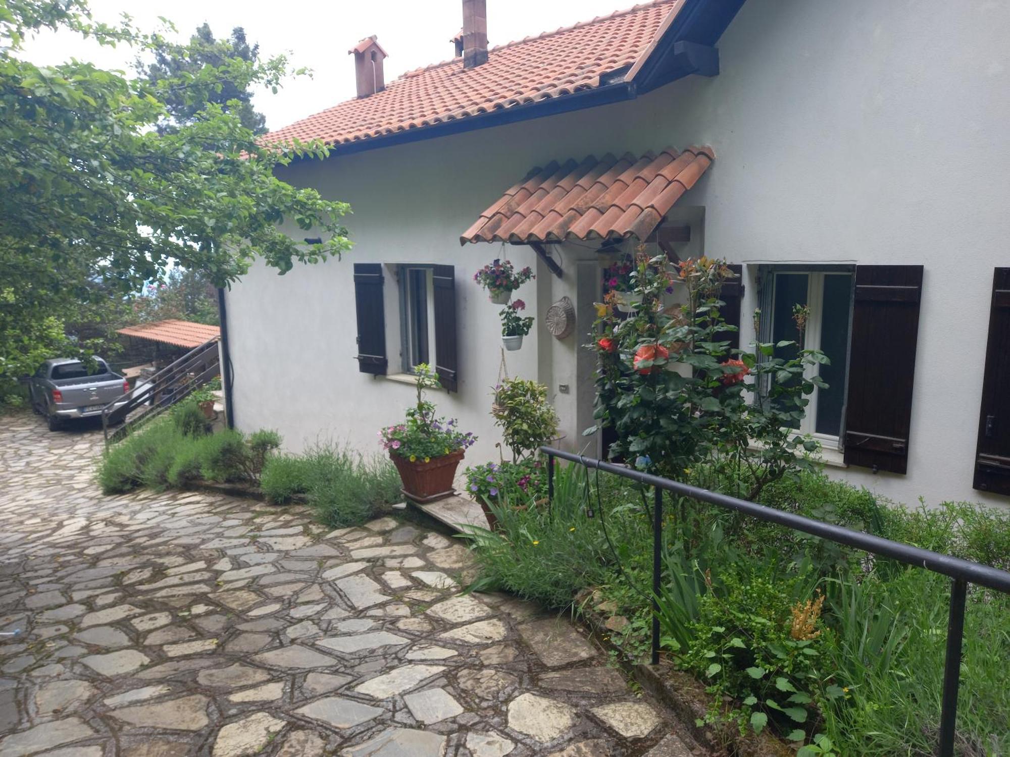 B&B Le Camelie Del Bosco Baiardo Bagian luar foto