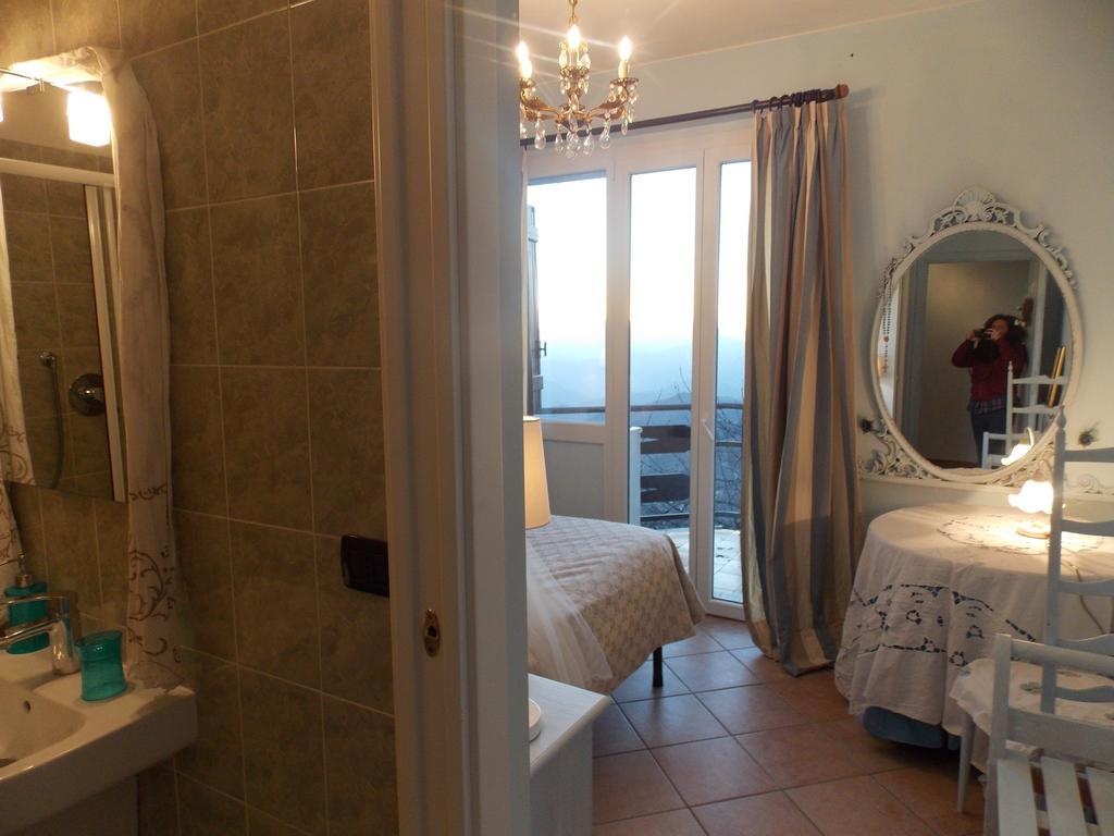 B&B Le Camelie Del Bosco Baiardo Ruang foto