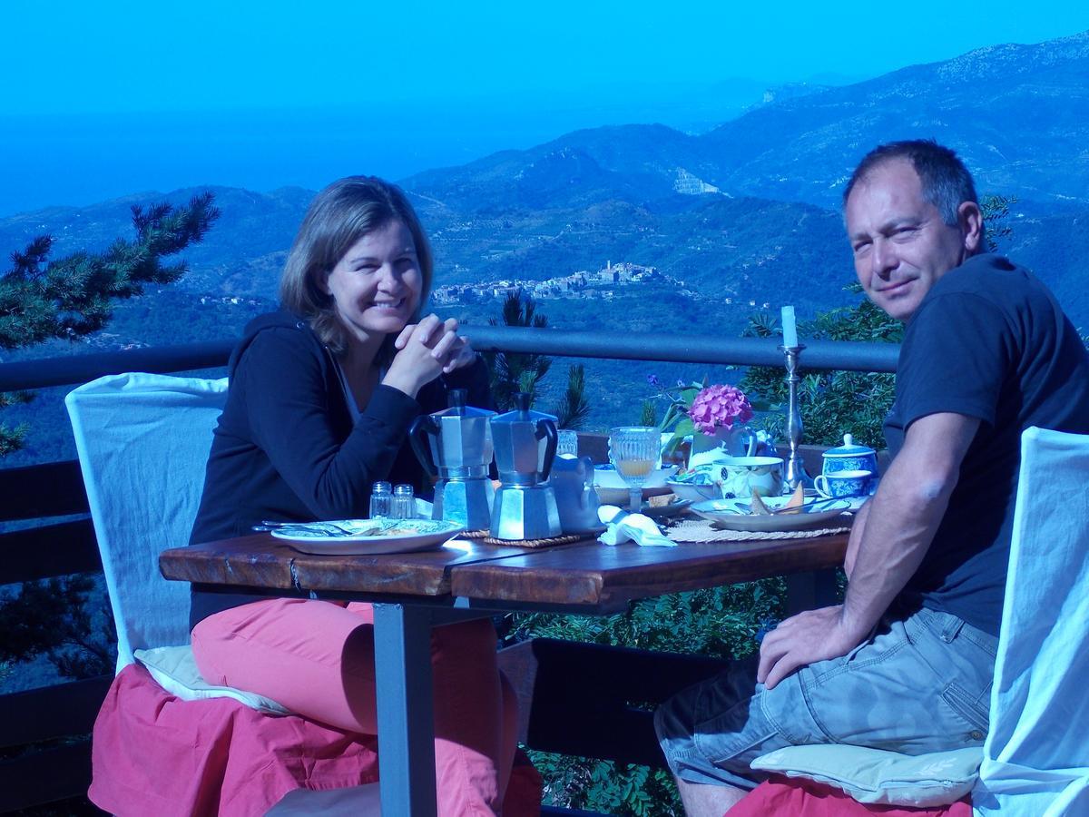 B&B Le Camelie Del Bosco Baiardo Bagian luar foto
