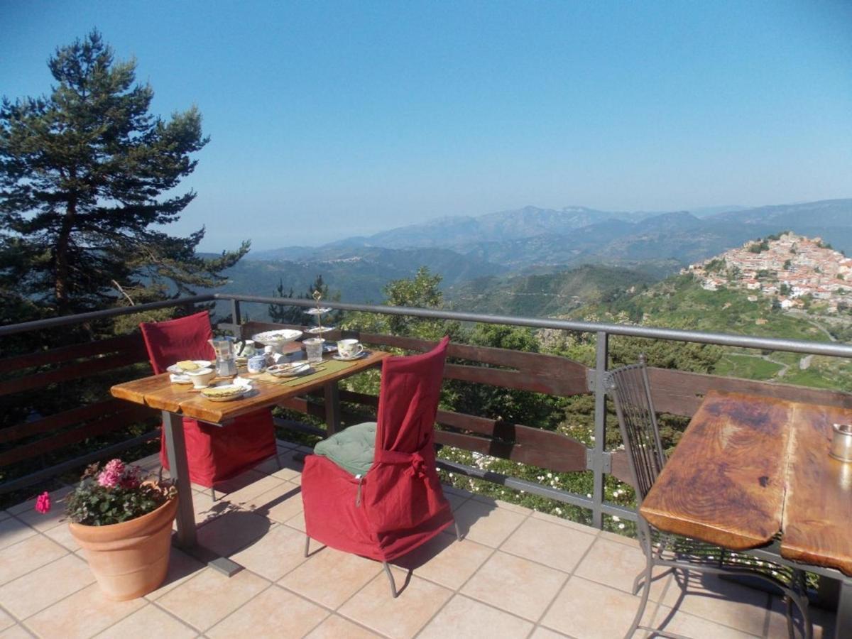 B&B Le Camelie Del Bosco Baiardo Bagian luar foto