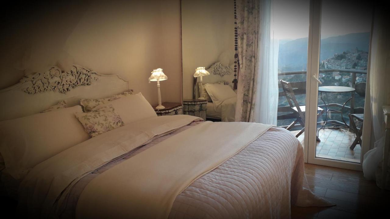 B&B Le Camelie Del Bosco Baiardo Bagian luar foto